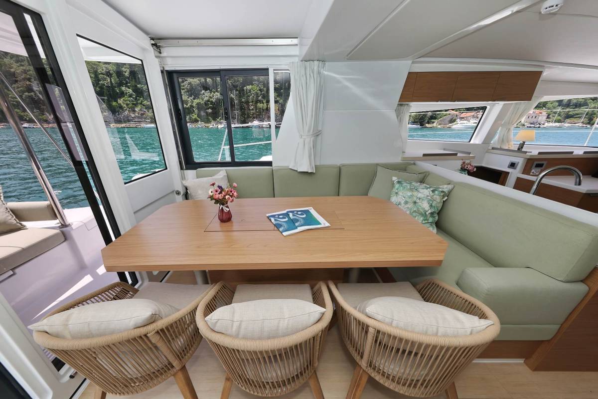 Bali 4.2, Chèrie | Yacht Charter Croatia