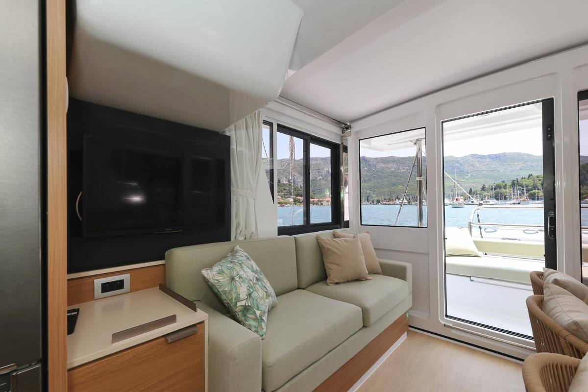 Bali 4.2, Chèrie | Yacht Charter Croatia