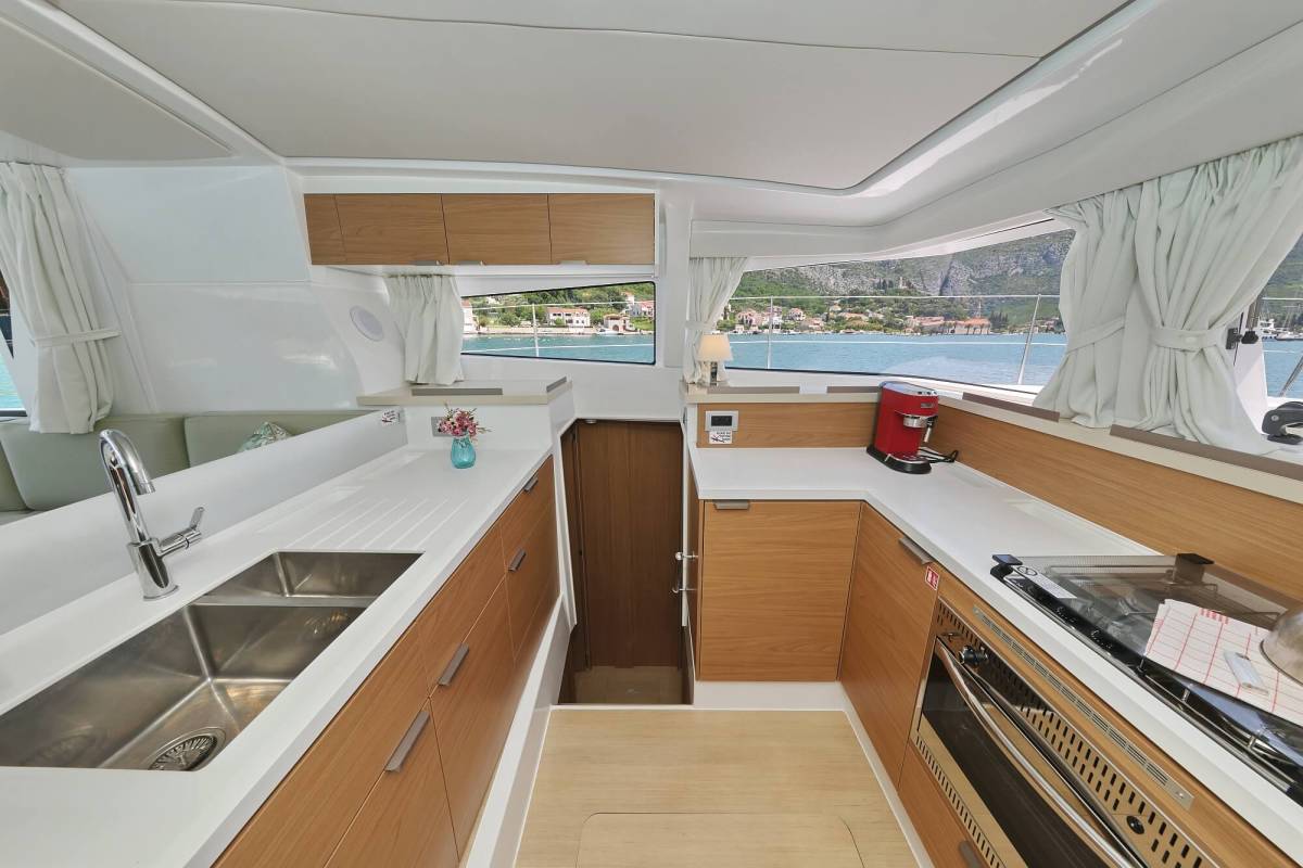 Bali 4.2, Chèrie | Yacht Charter Croatia