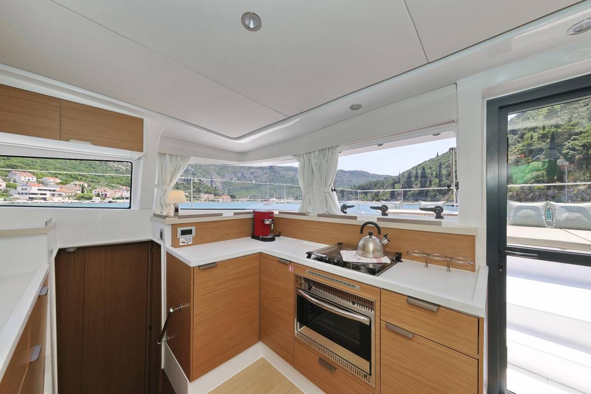 Bali 4.2, Chèrie | Yacht Charter Croatia