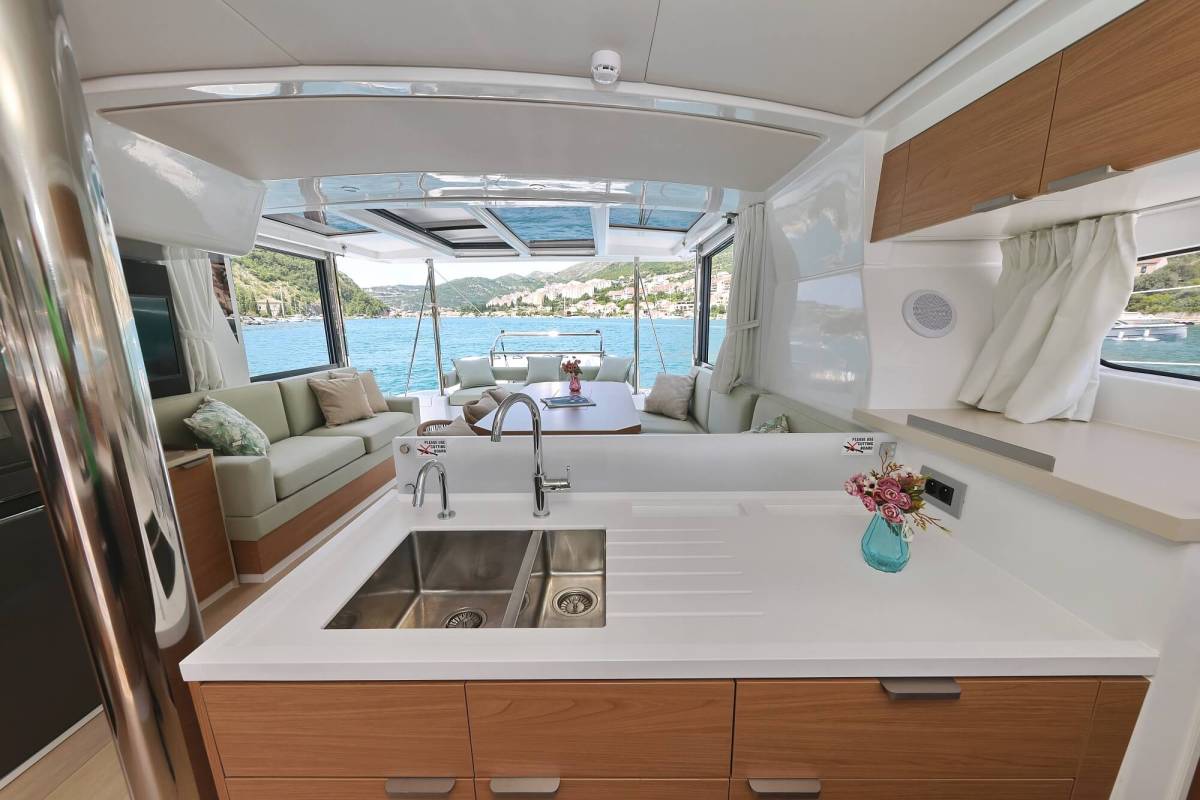 Bali 4.2, Chèrie | Yacht Charter Croatia