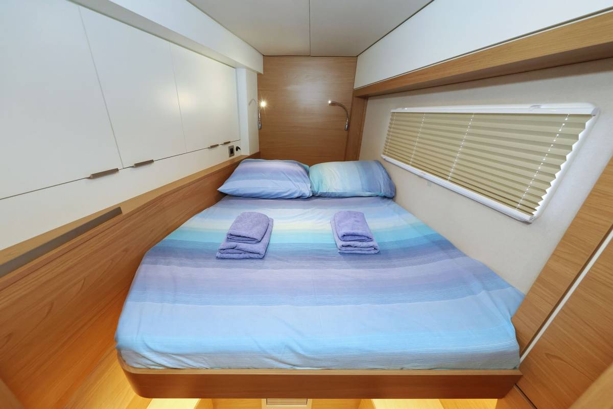 Bali 4.2, Chèrie | Yacht Charter Croatia