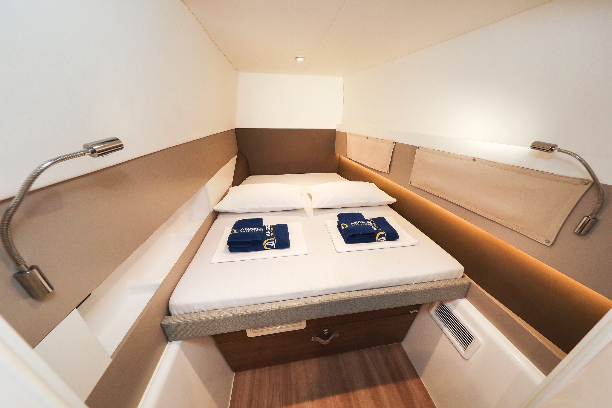Bali 4.3 MY, Adventure | Noleggio di Yacht Croazia