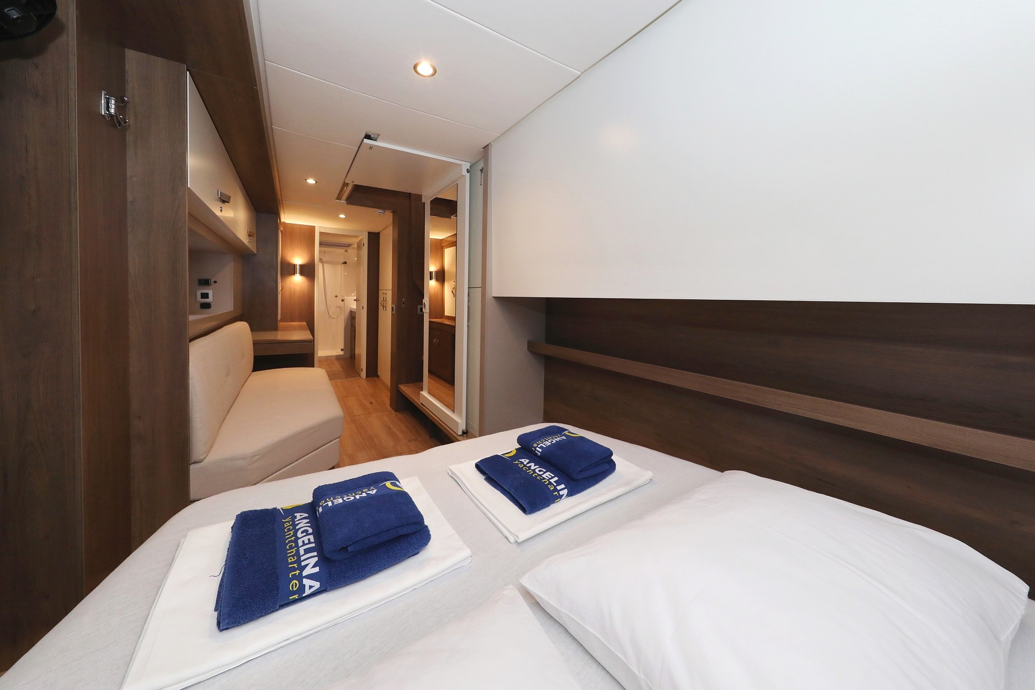 Bali 4.4, Apollo | Yacht Charter Croatia