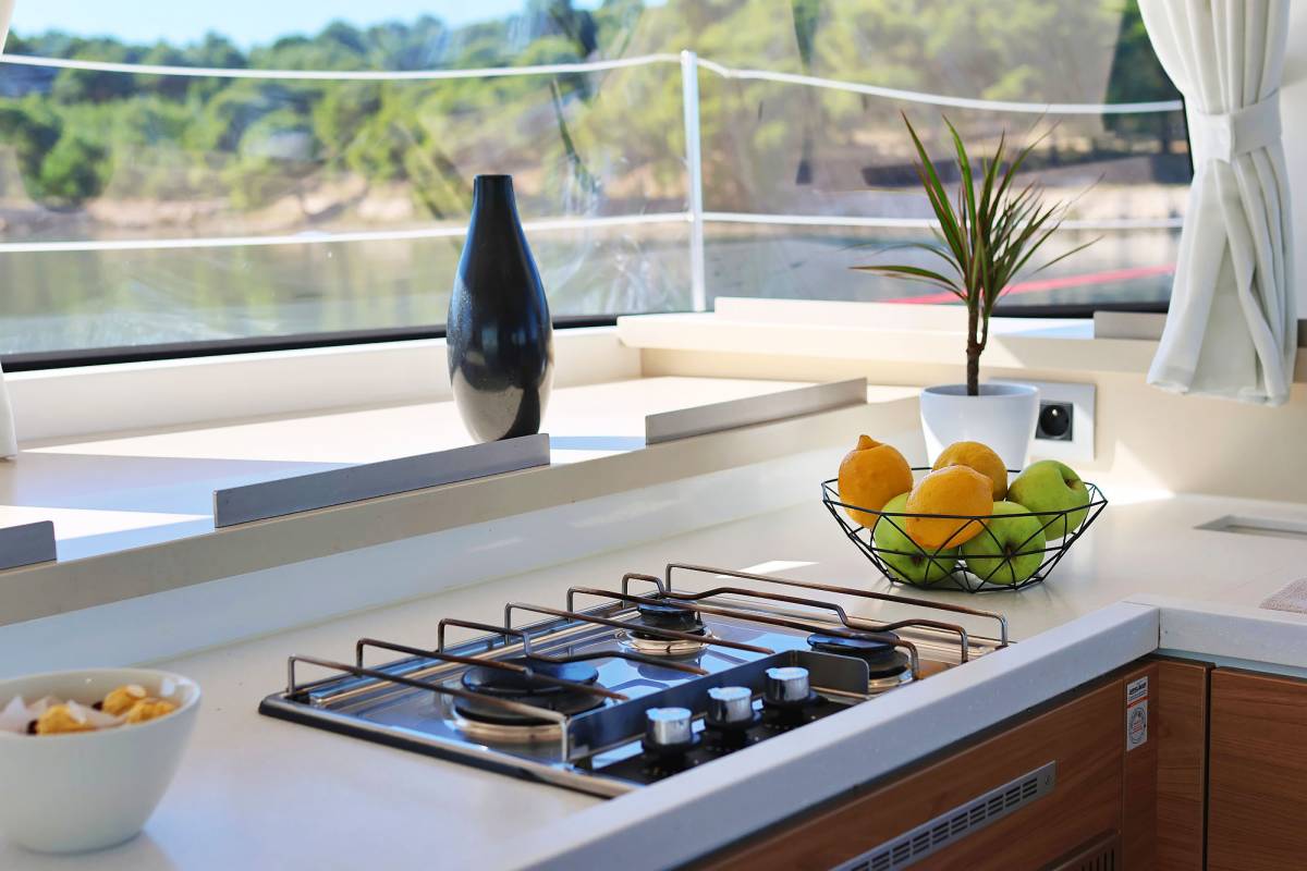 Bali 4.4, Mela | Yacht Charter Croatia