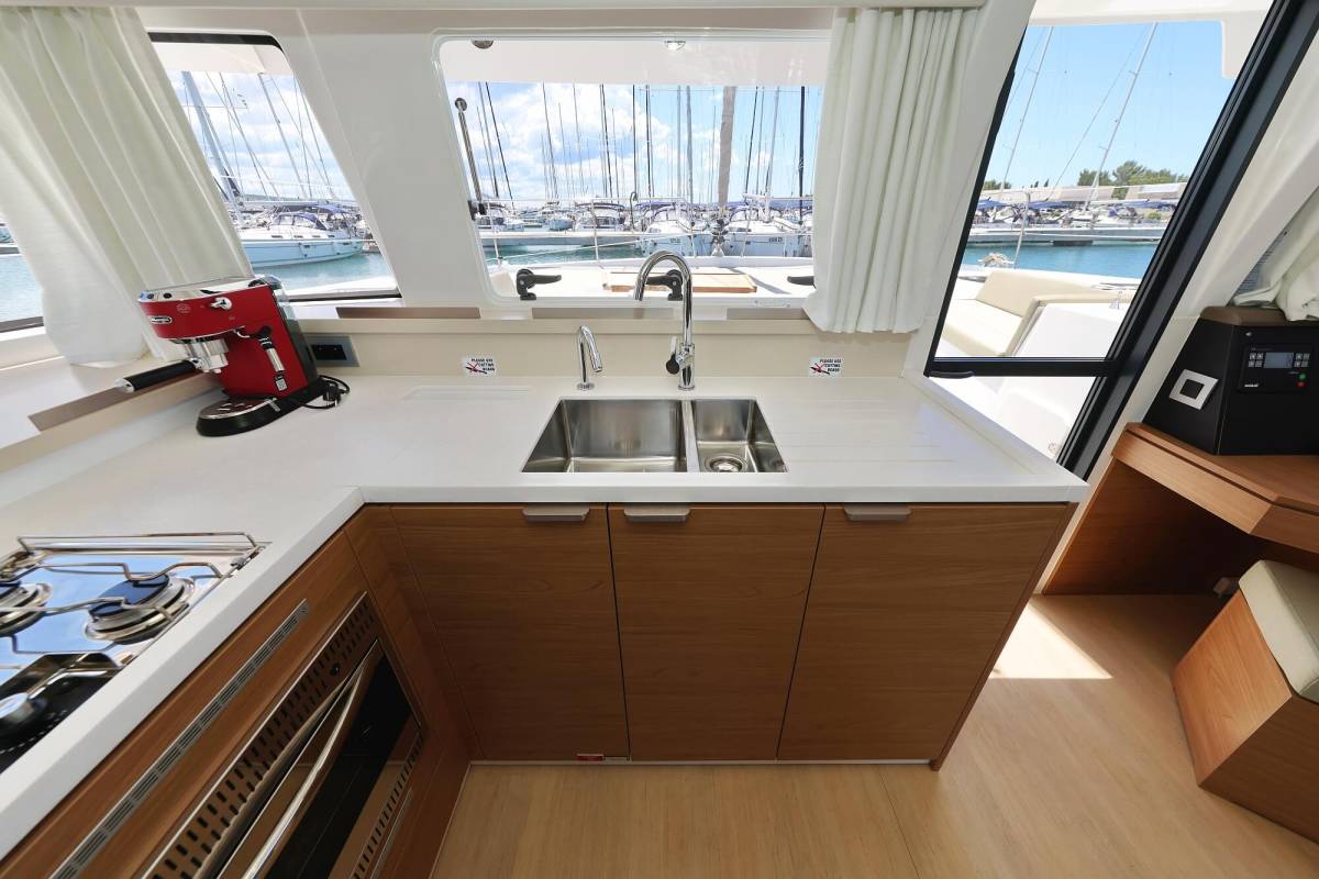 Bali 4.4, Breeze | Yacht Charter Croatia