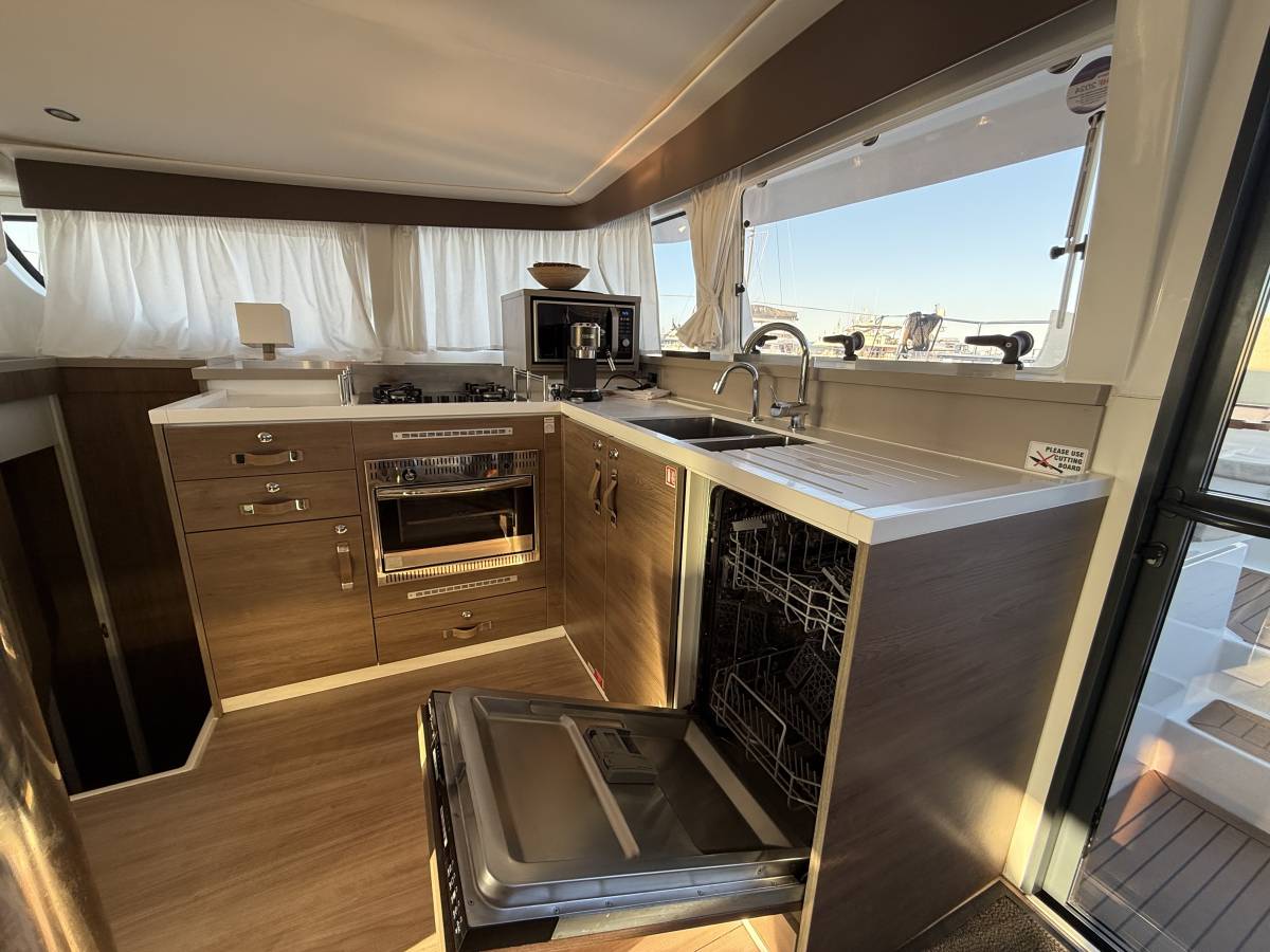 Bali 4.4, Thetis | Yacht Charter Croatia