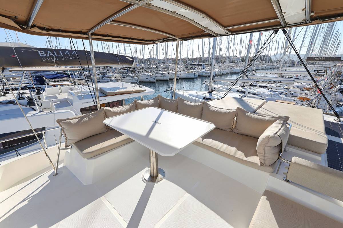 Bali 4.6, Acrux | Yacht Charter Croatia