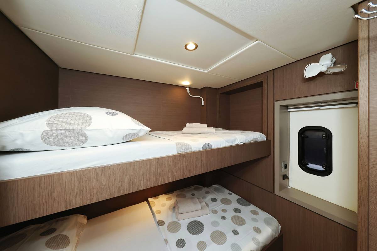 Bali 4.6, Acrux | Yacht Charter Croatia