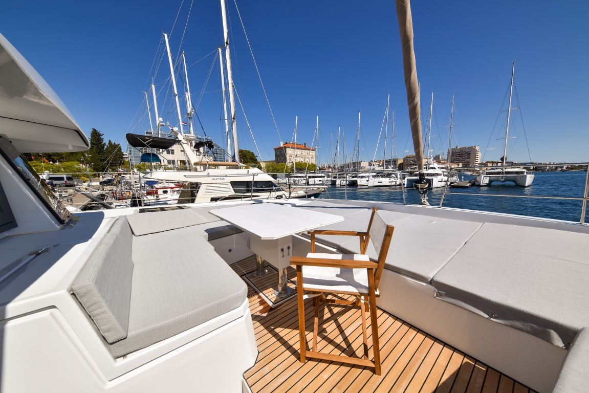 Bali 4.6, Jako 2 | Yacht Charter Croatia