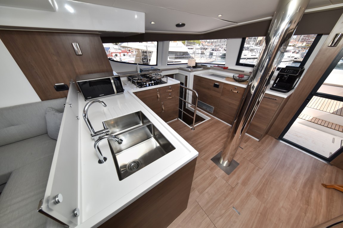 Bali 4.6, Jako 2 | Yacht Charter Croatia