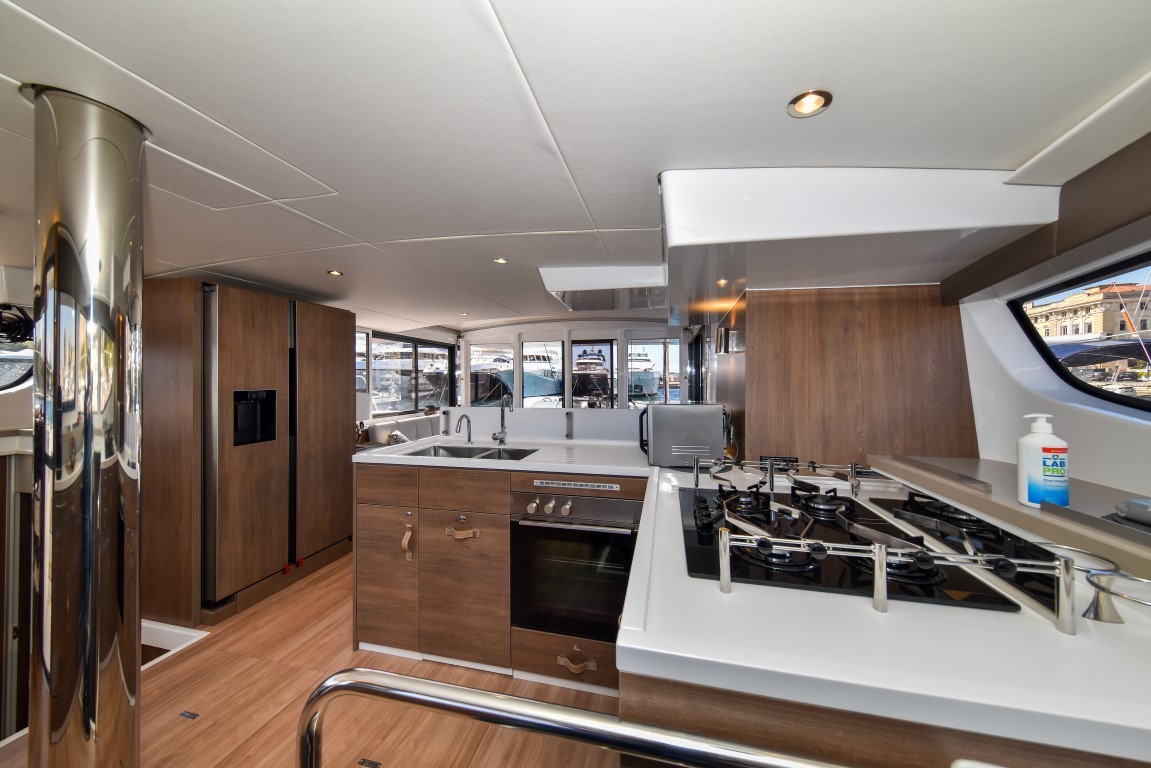 Bali 4.6, Jako 2 | Yacht Charter Croatia