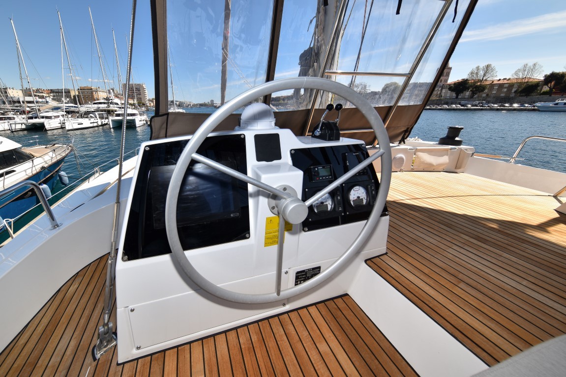 Bali 4.6, Jako 2 | Yacht Charter Croatia