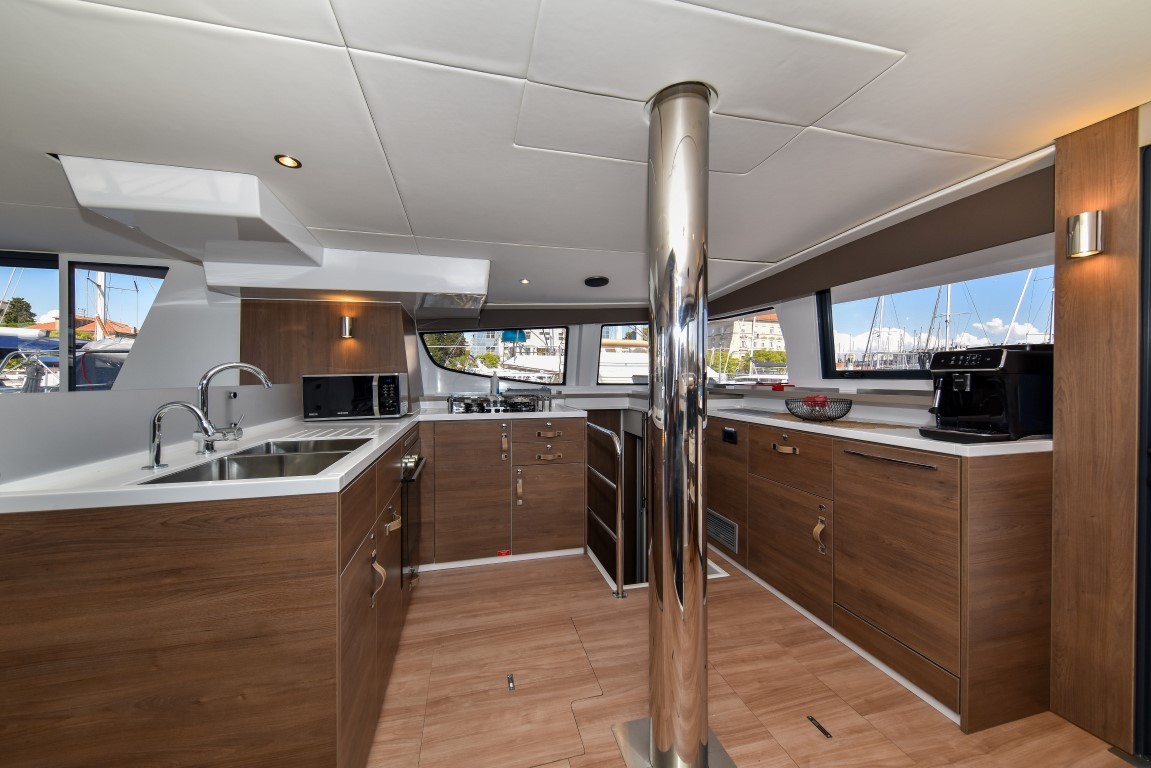 Bali 4.6, Jako 2 | Yacht Charter Croatia