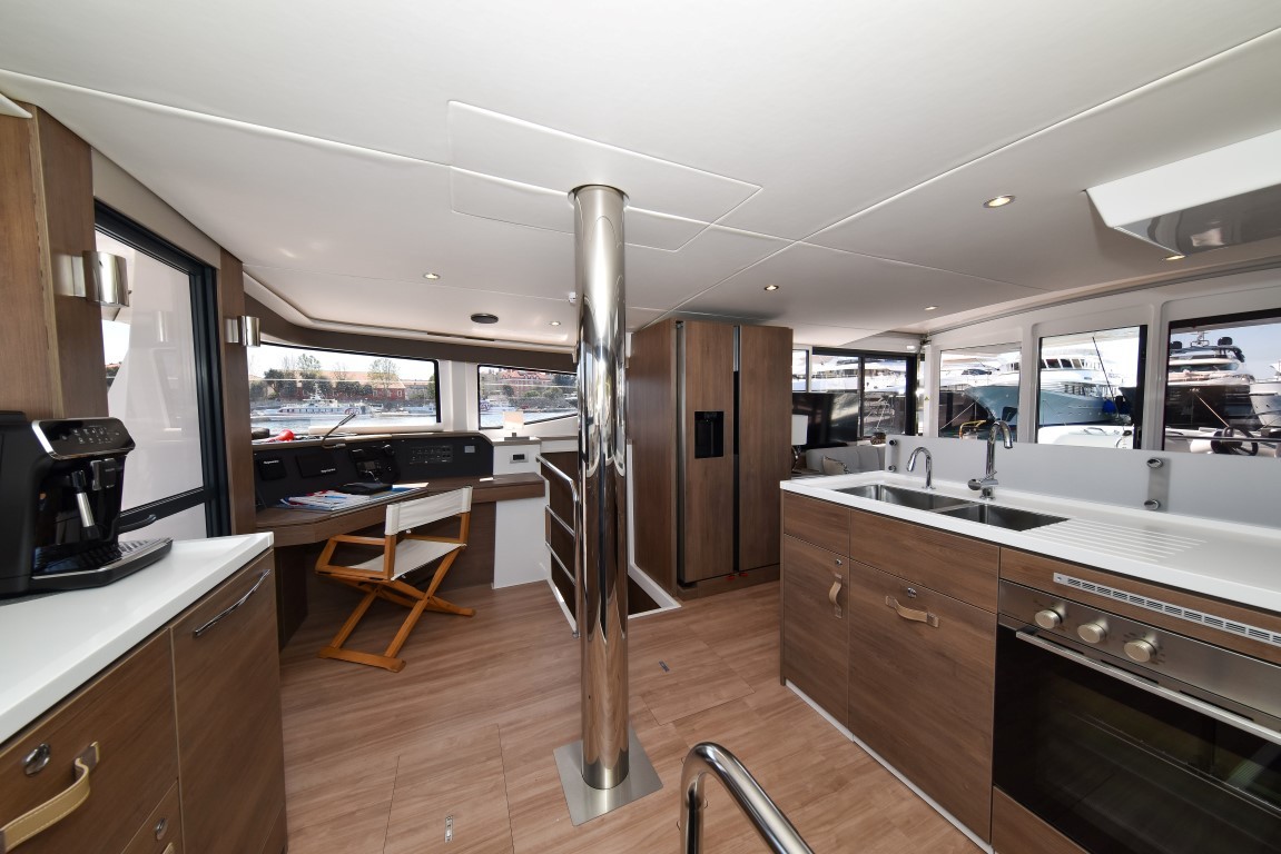 Bali 4.6, Jako 2 | Yacht Charter Croatia