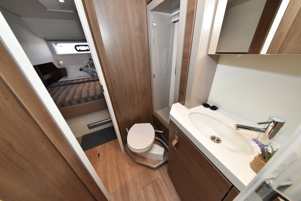 Bali 4.6, Jako 2 | Yacht Charter Croatia