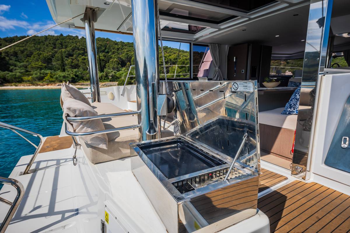 Bali 4.8, Esthera | Yacht Charter Croatia