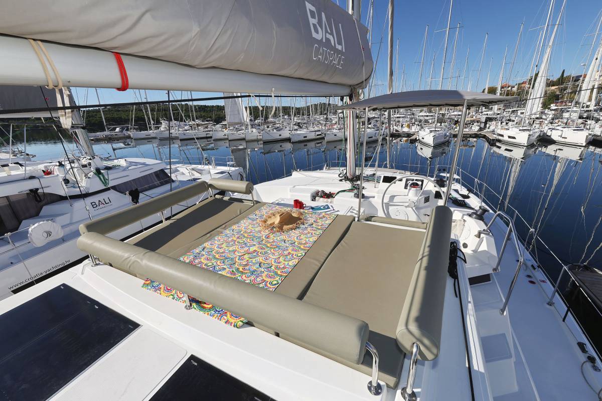 Bali Catspace OW, Warm Breeze | Yacht Charter Croatia