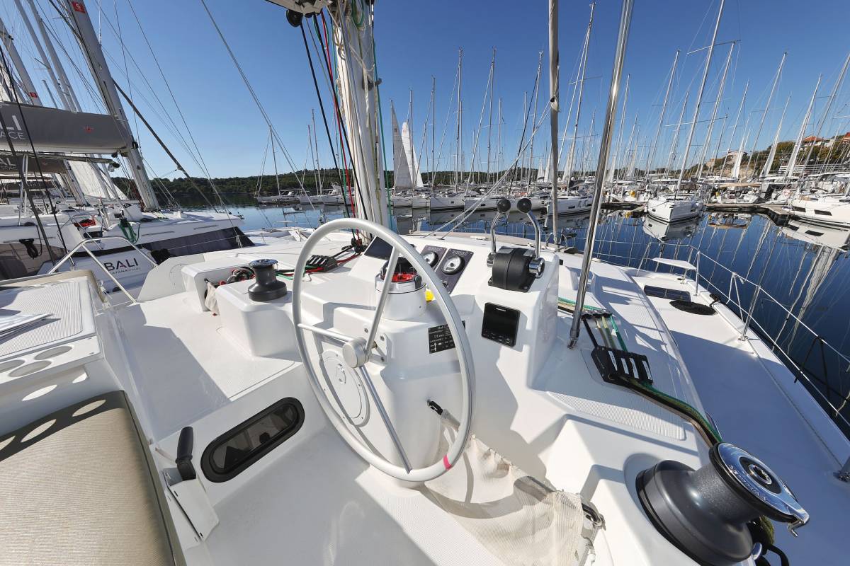 Bali Catspace OW, Warm Breeze | Yacht Charter Croatia