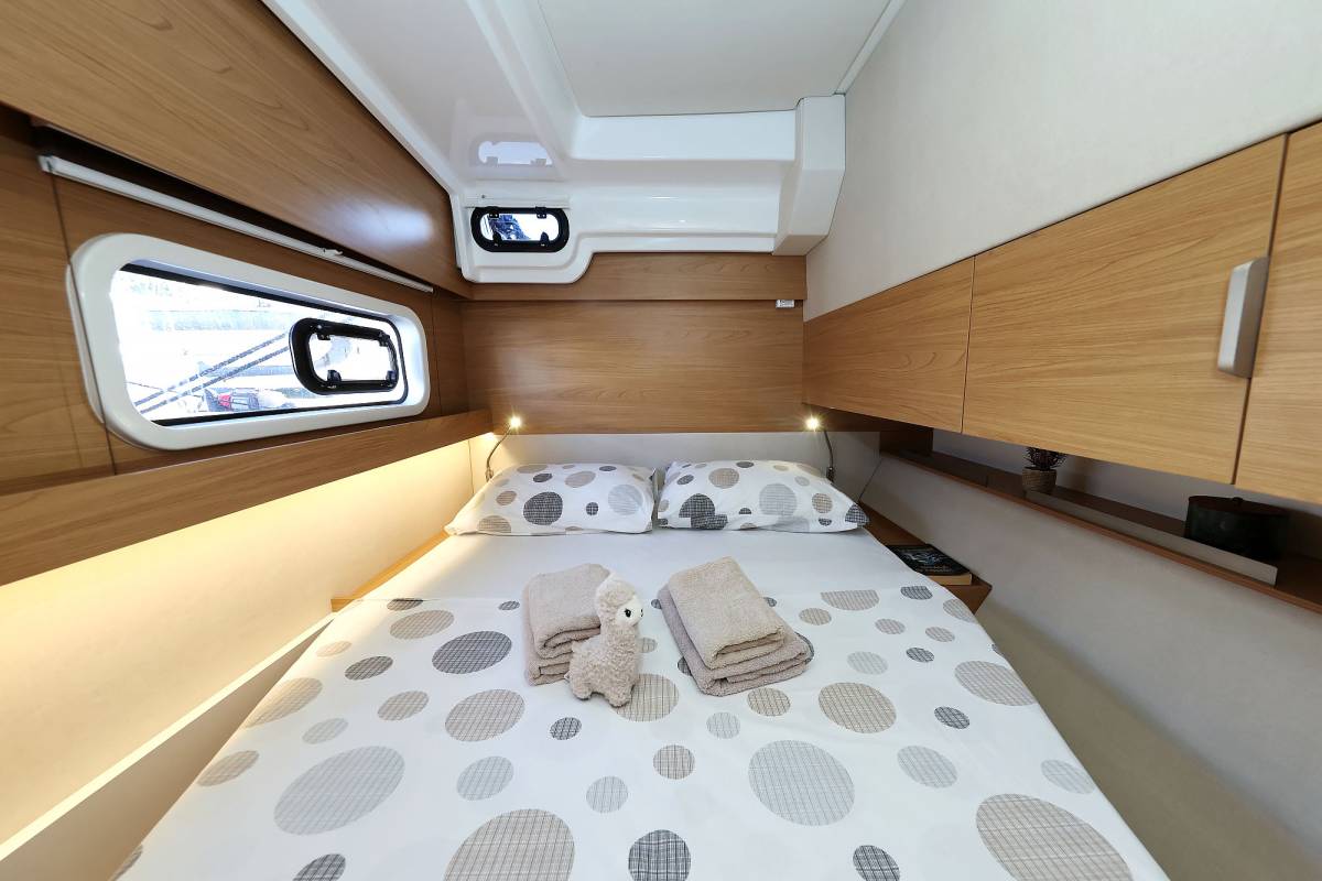 Bali Catspace OW, Warm Breeze | Yacht Charter Croatia
