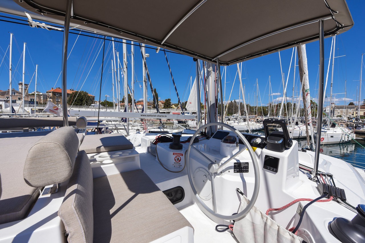 Bali Catspace, Fux 4 Sail | Yacht Charter Croatia