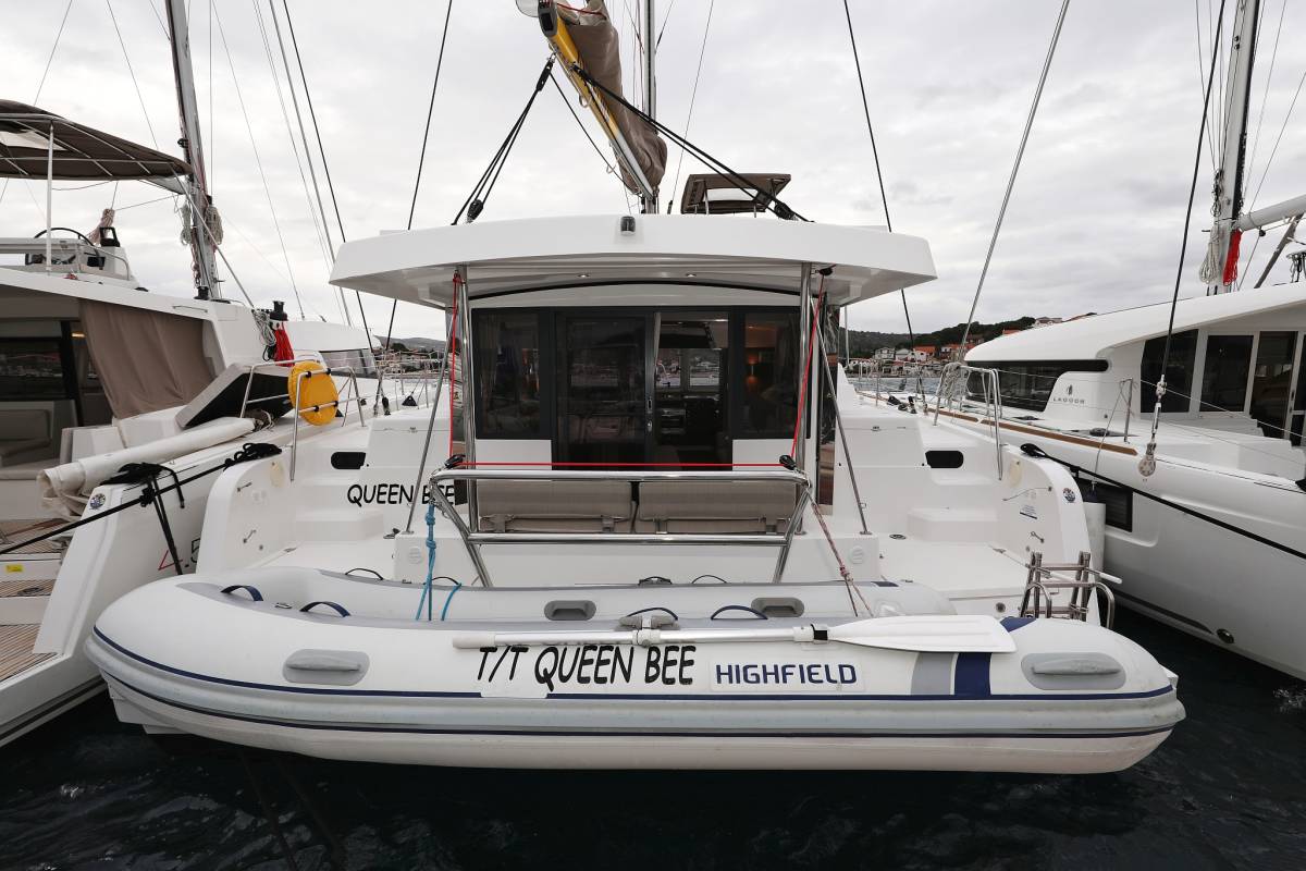 Bali Catspace, Queen Bee | Yacht Charter Croatia