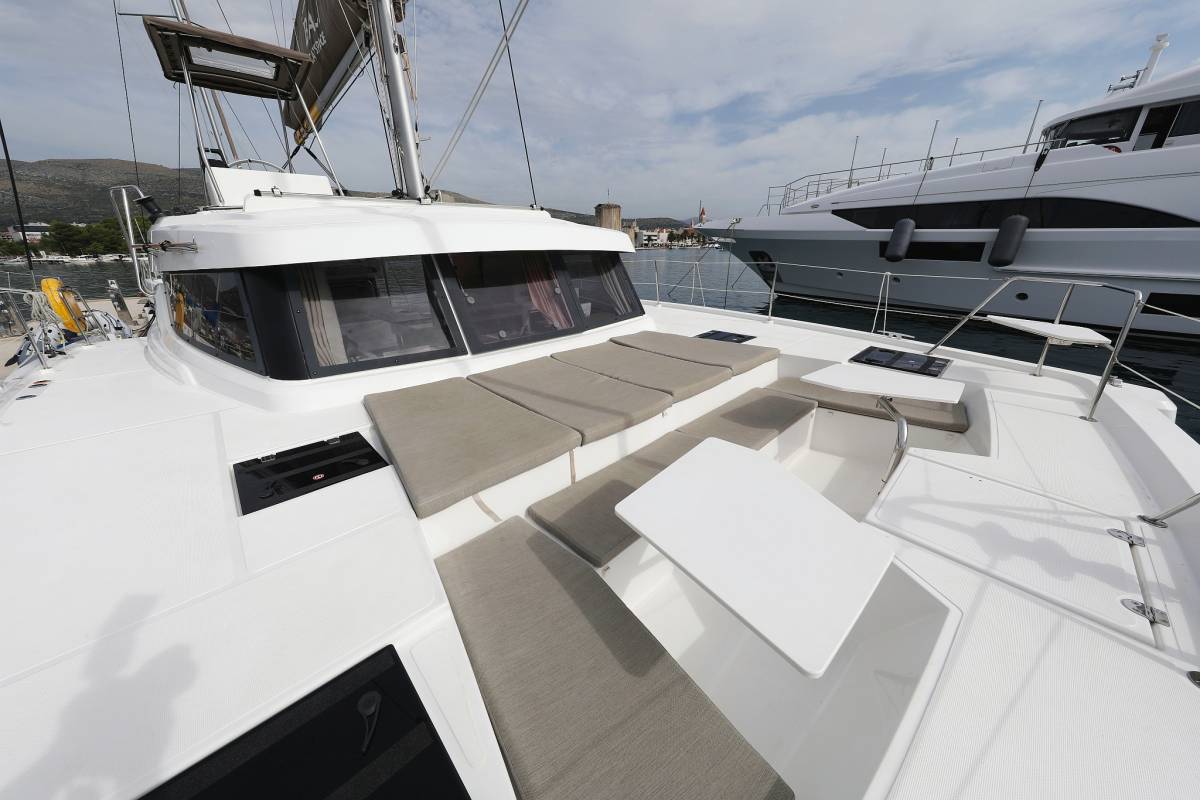Bali Catspace, Queen Bee | Yacht Charter Croatia