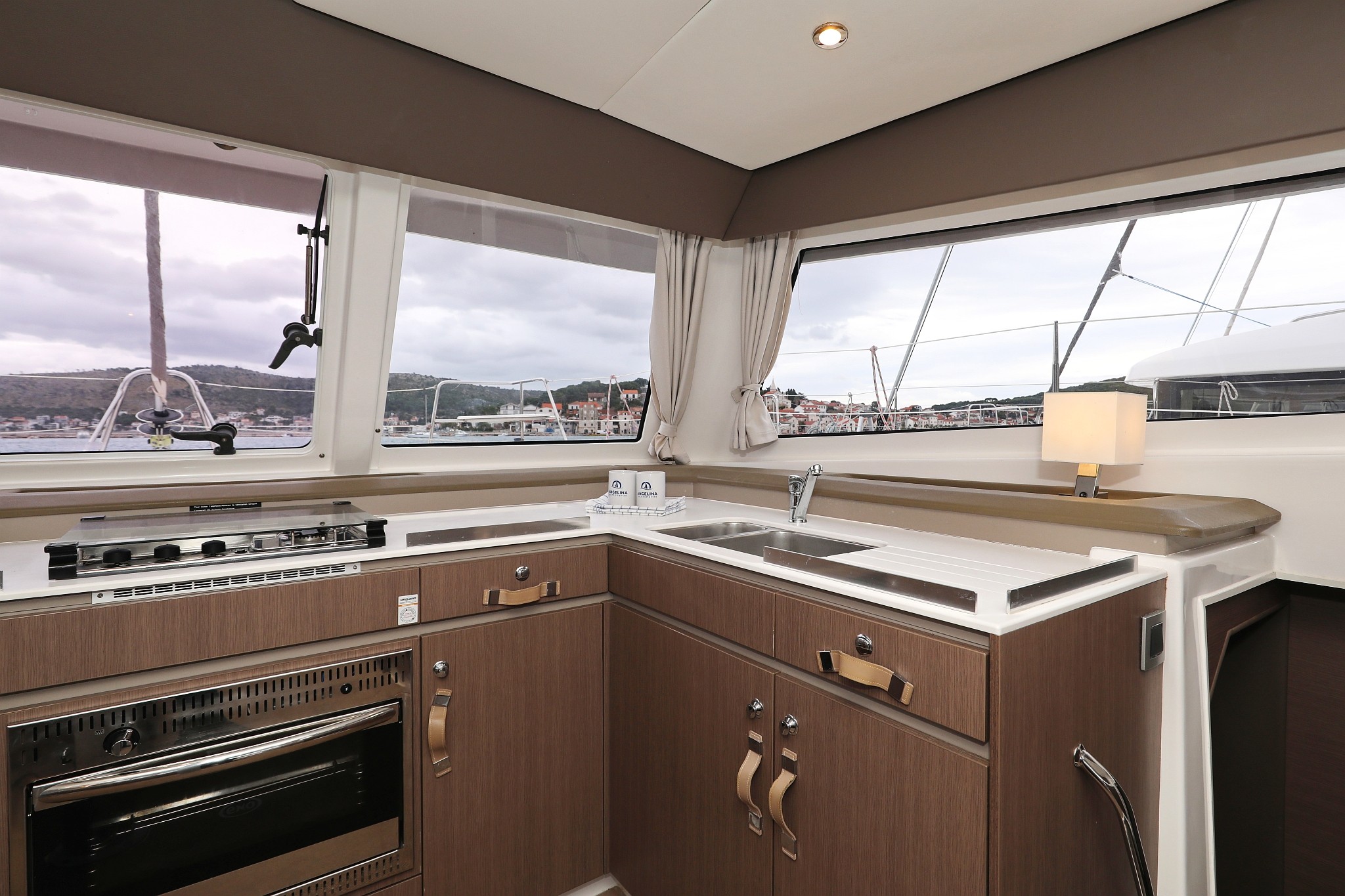 Bali Catspace, Queen Bee | Yacht Charter Croatia