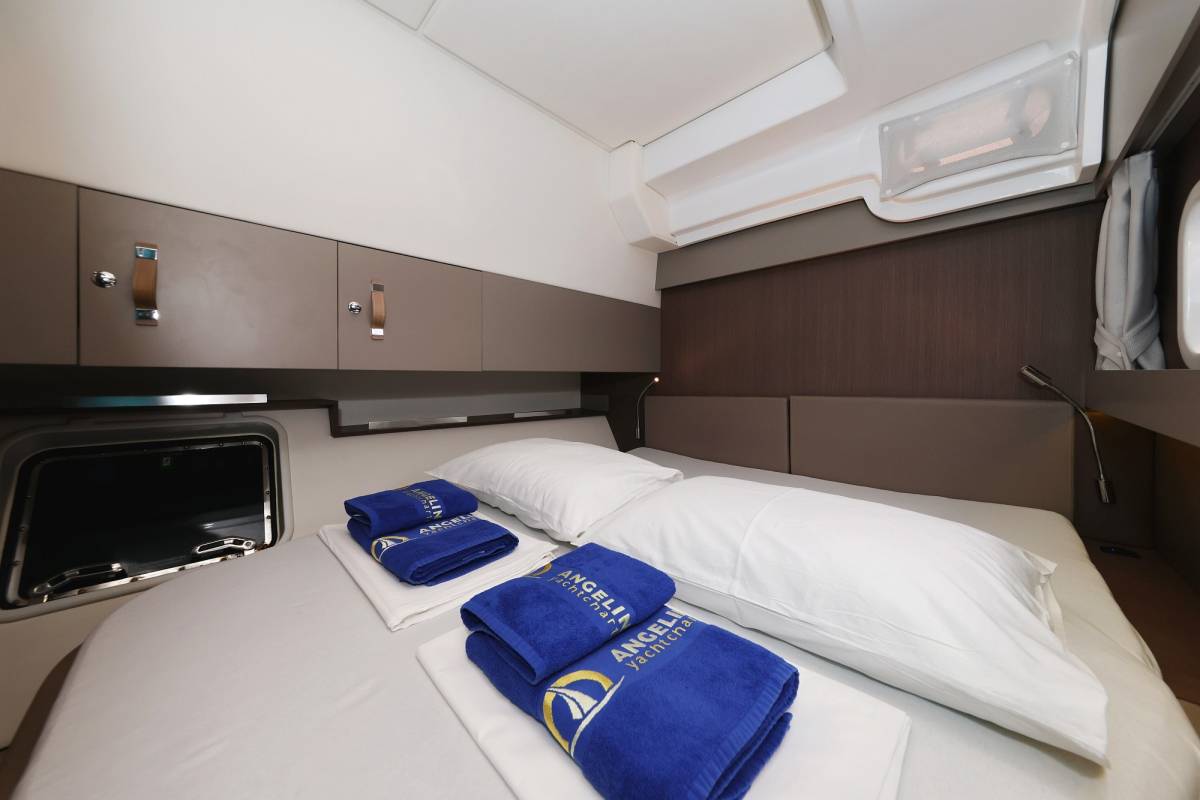 Bali Catspace, Queen Bee | Yacht Charter Croatia