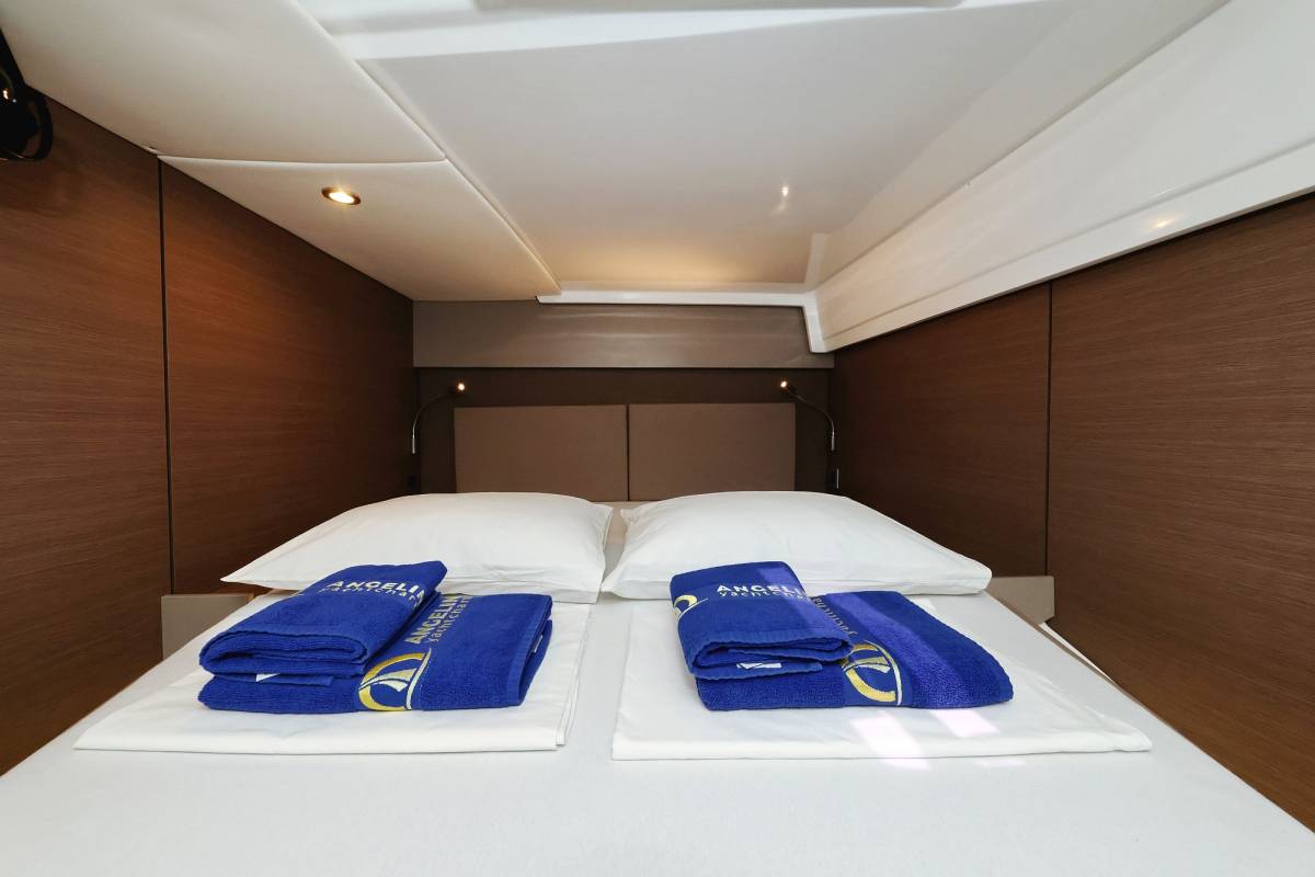 Bali Catspace, Queen Bee | Yacht Charter Croatia