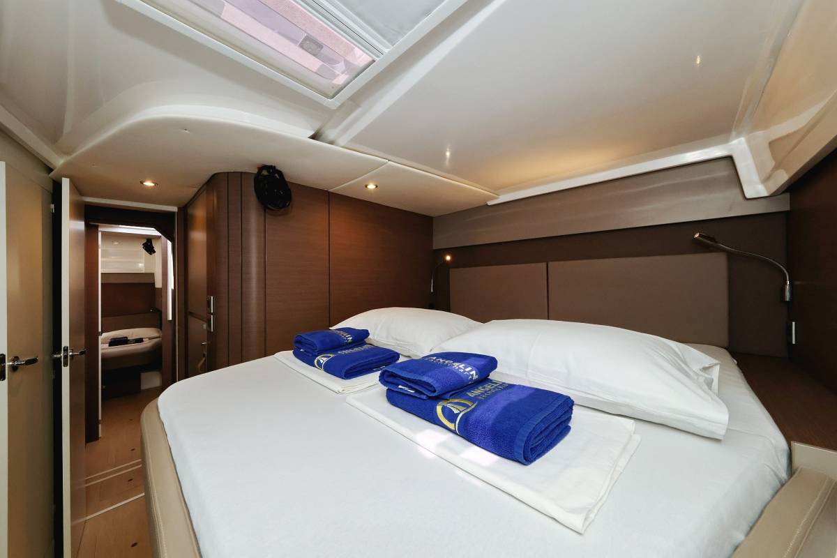Bali Catspace, Queen Bee | Yacht Charter Croatia
