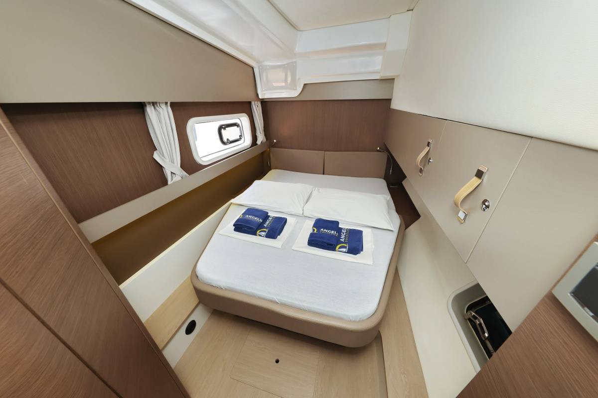 Bali Catspace, Queen Bee | Yacht Charter Croatia