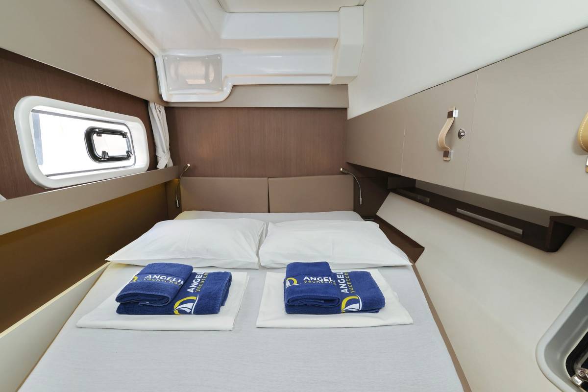 Bali Catspace, Queen Bee | Yacht Charter Croatia