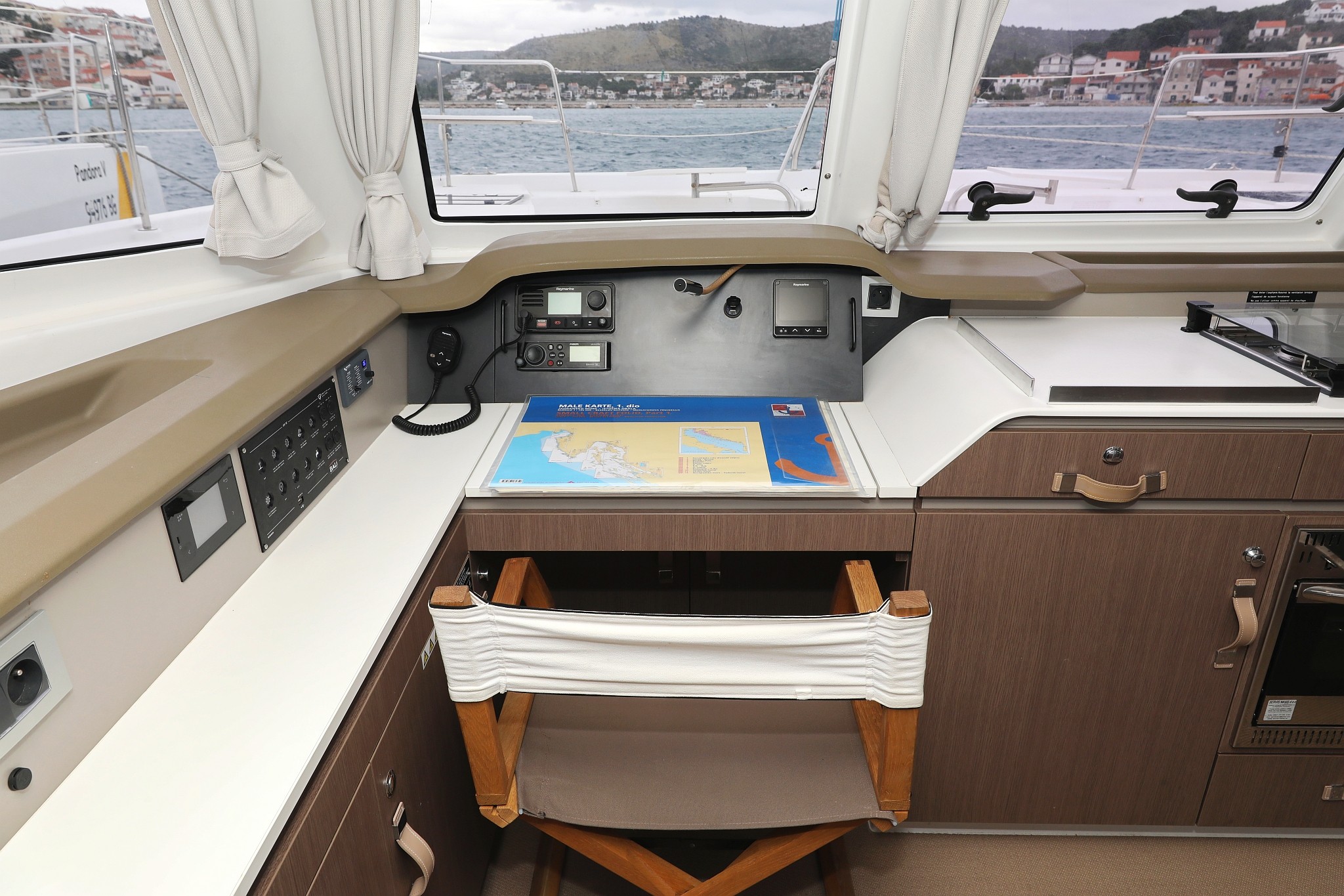 Bali Catspace, Queen Bee | Yacht Charter Croatia