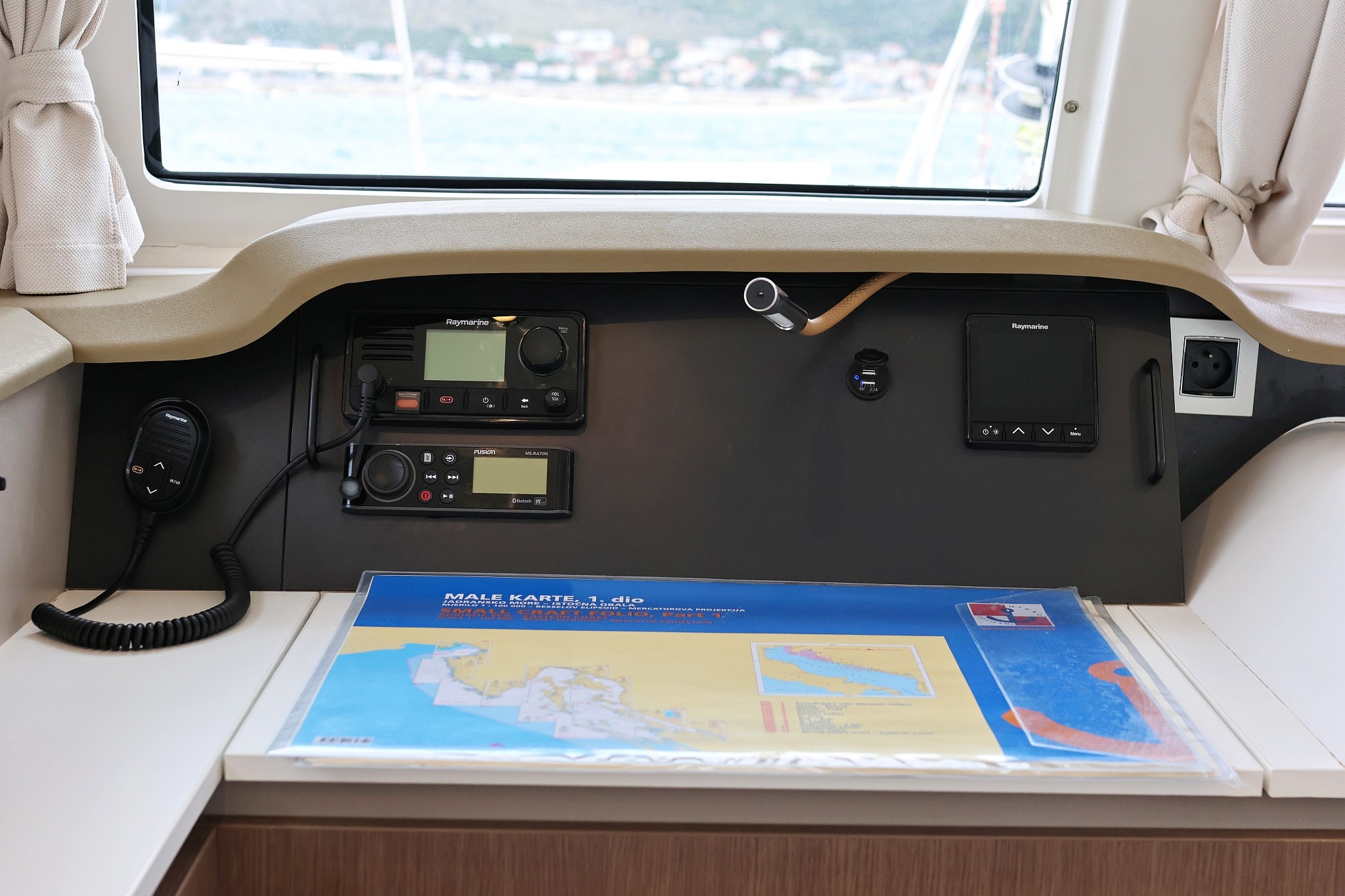 Bali Catspace, Queen Bee | Yacht Charter Croatia