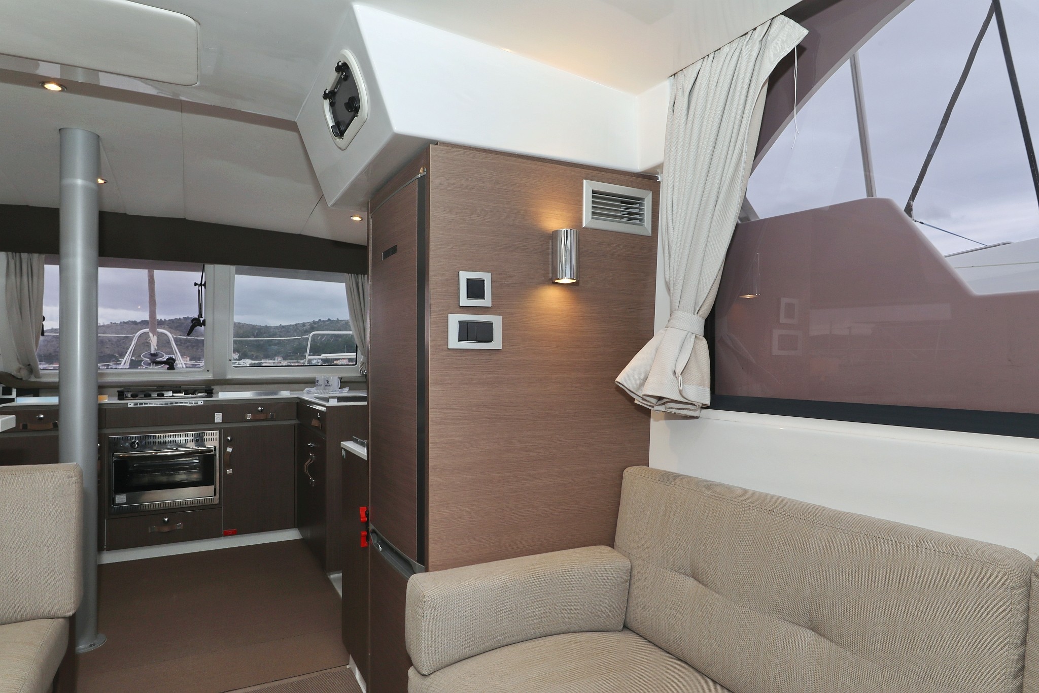 Bali Catspace, Queen Bee | Yacht Charter Croatia