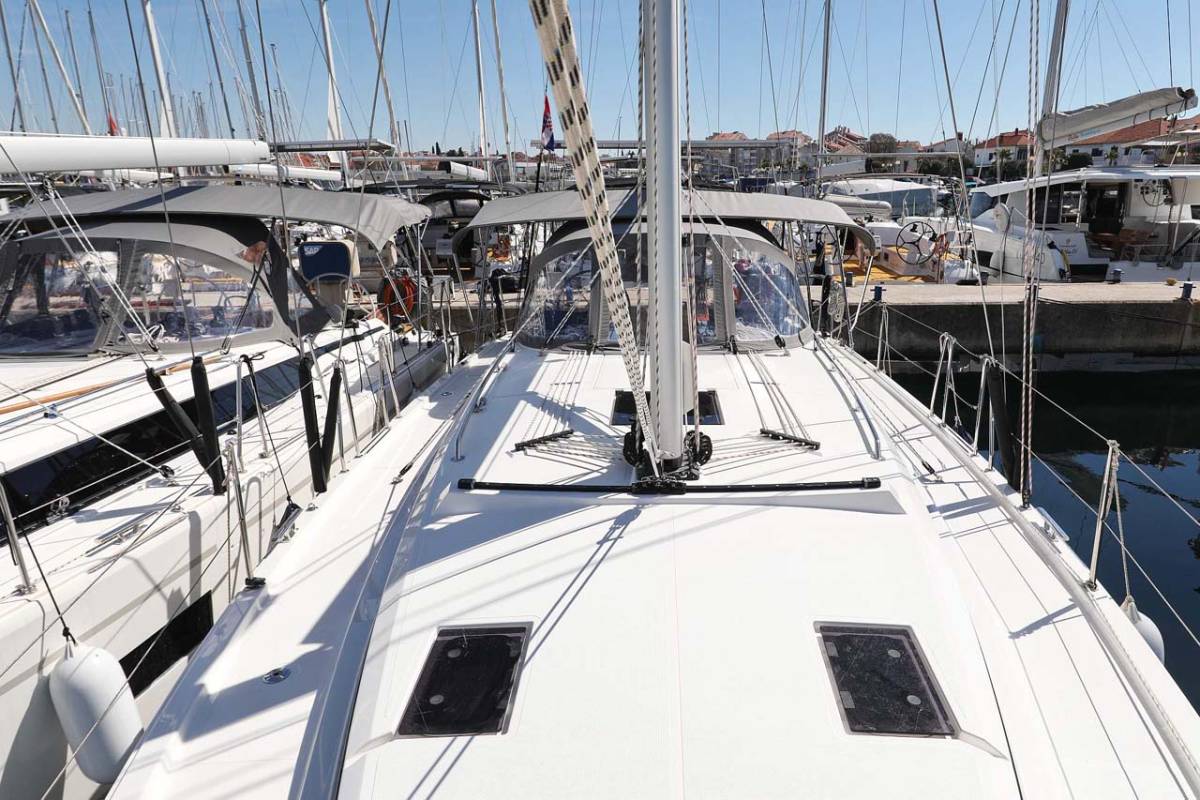 Bavaria C42 Style, Antares | Noleggio di Yacht Croazia