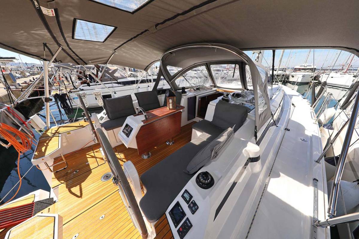 Bavaria C42 Style, Antares | Noleggio di Yacht Croazia