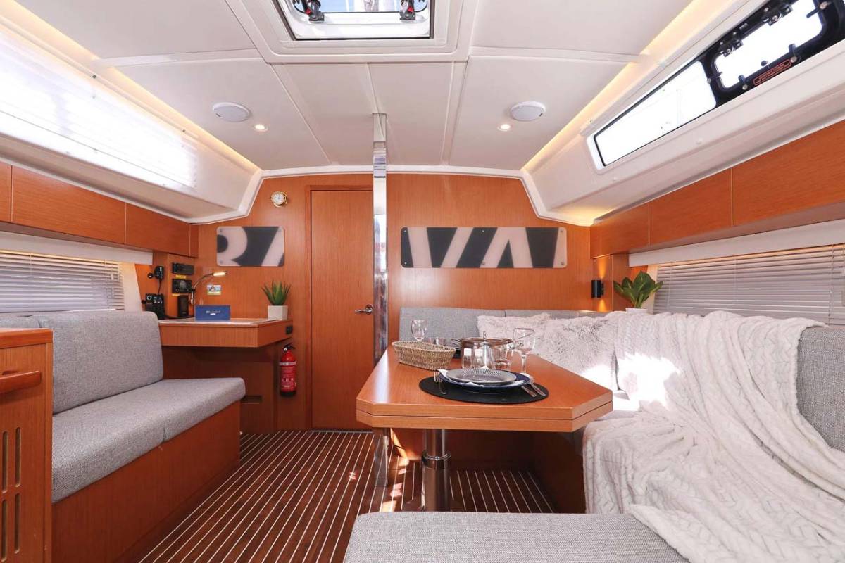 Bavaria C42 Style, Antares | Noleggio di Yacht Croazia
