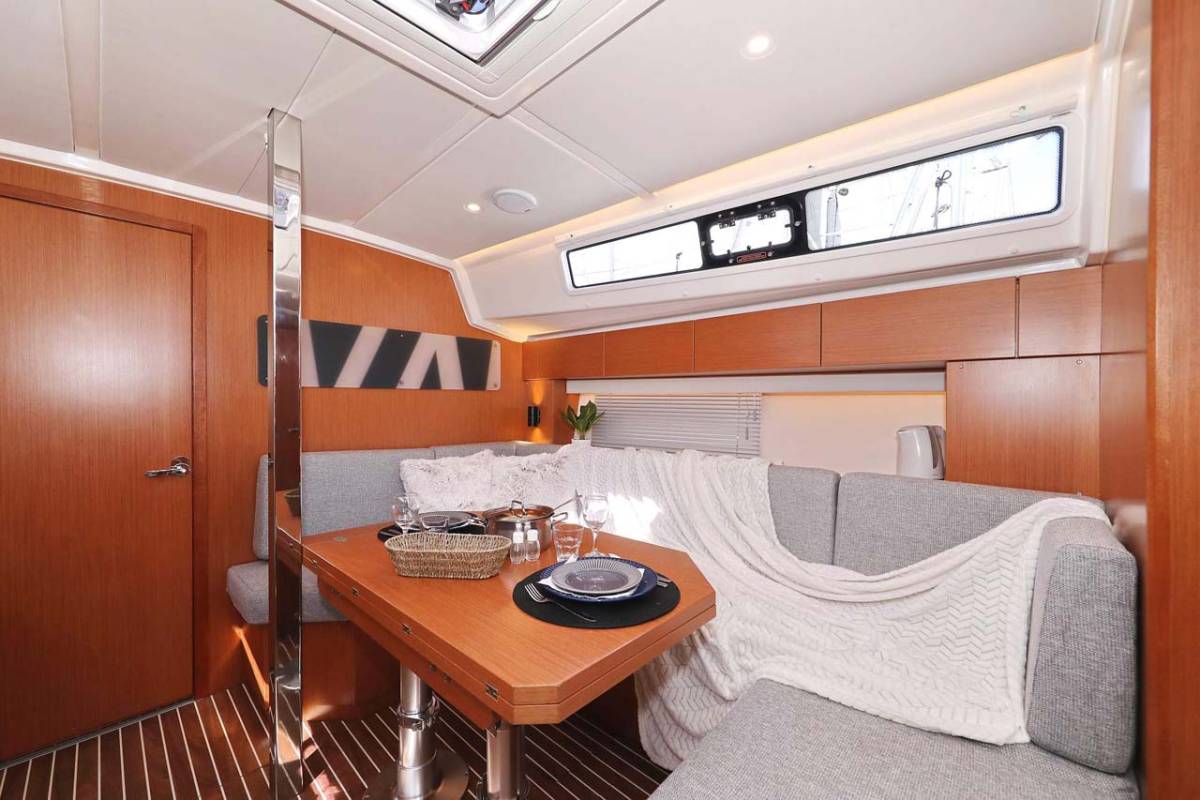 Bavaria C42 Style, Antares | Noleggio di Yacht Croazia