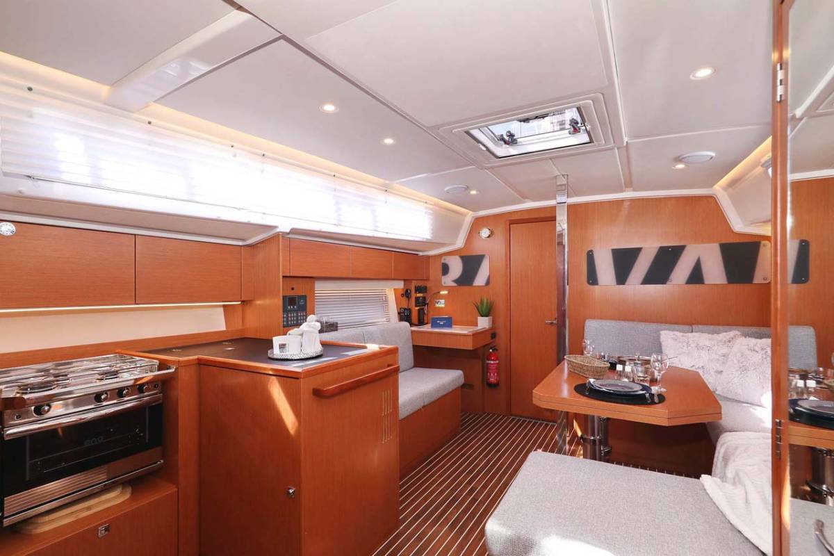 Bavaria C42 Style, Antares | Noleggio di Yacht Croazia