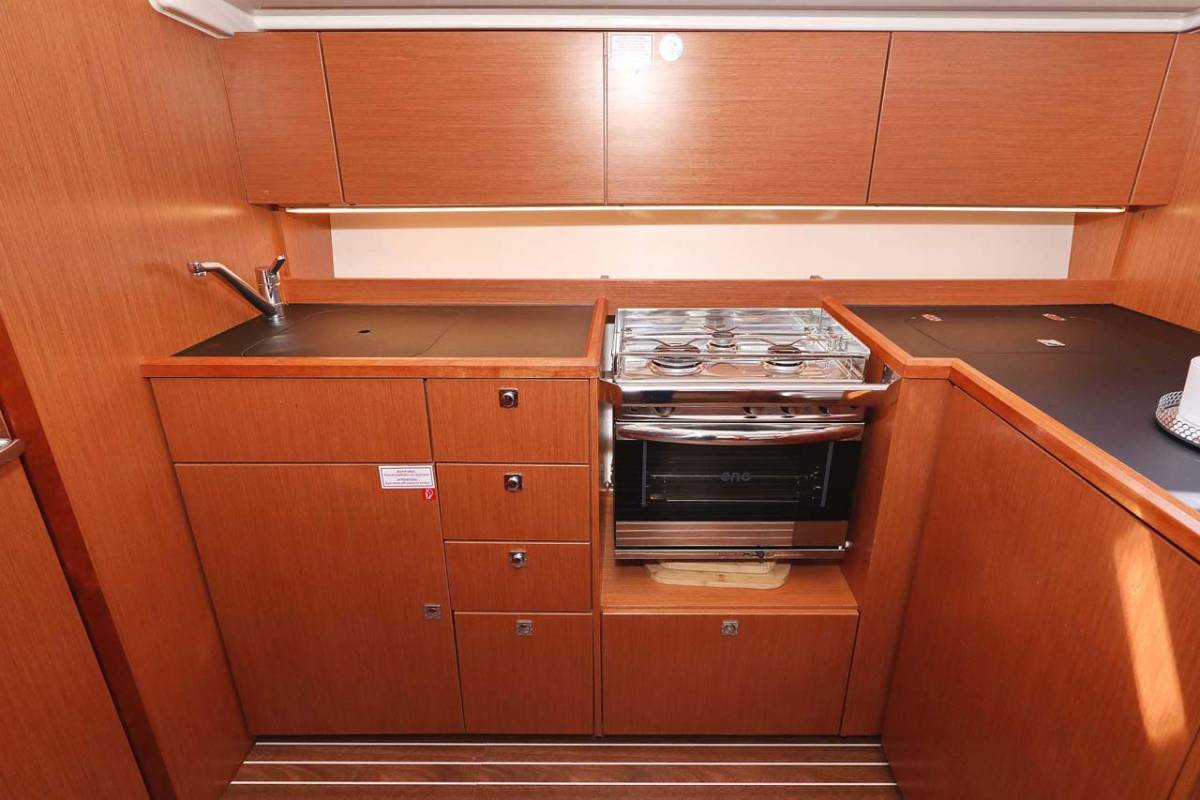 Bavaria C42 Style, Antares | Noleggio di Yacht Croazia