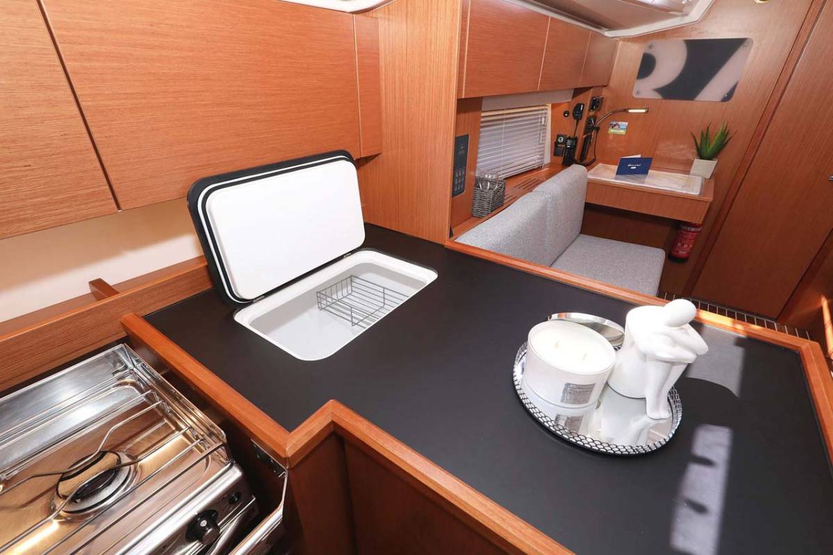 Bavaria C42 Style, Antares | Noleggio di Yacht Croazia
