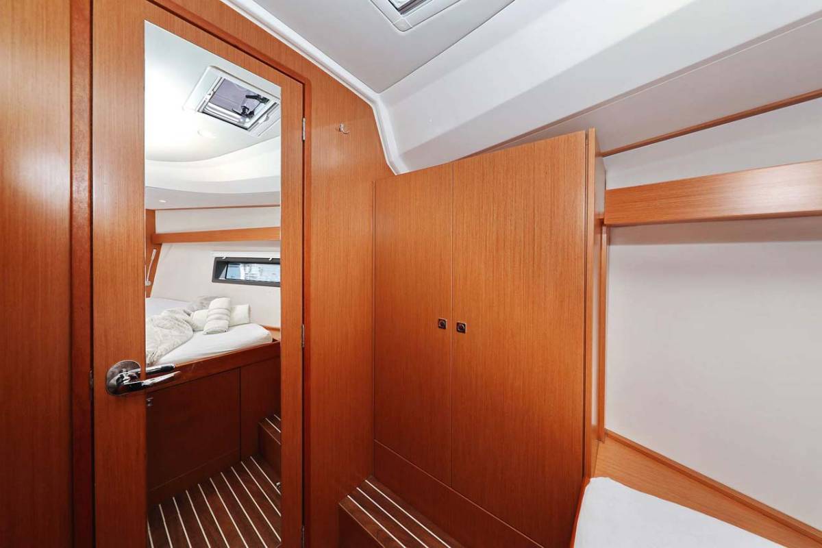 Bavaria C42 Style, Antares | Noleggio di Yacht Croazia