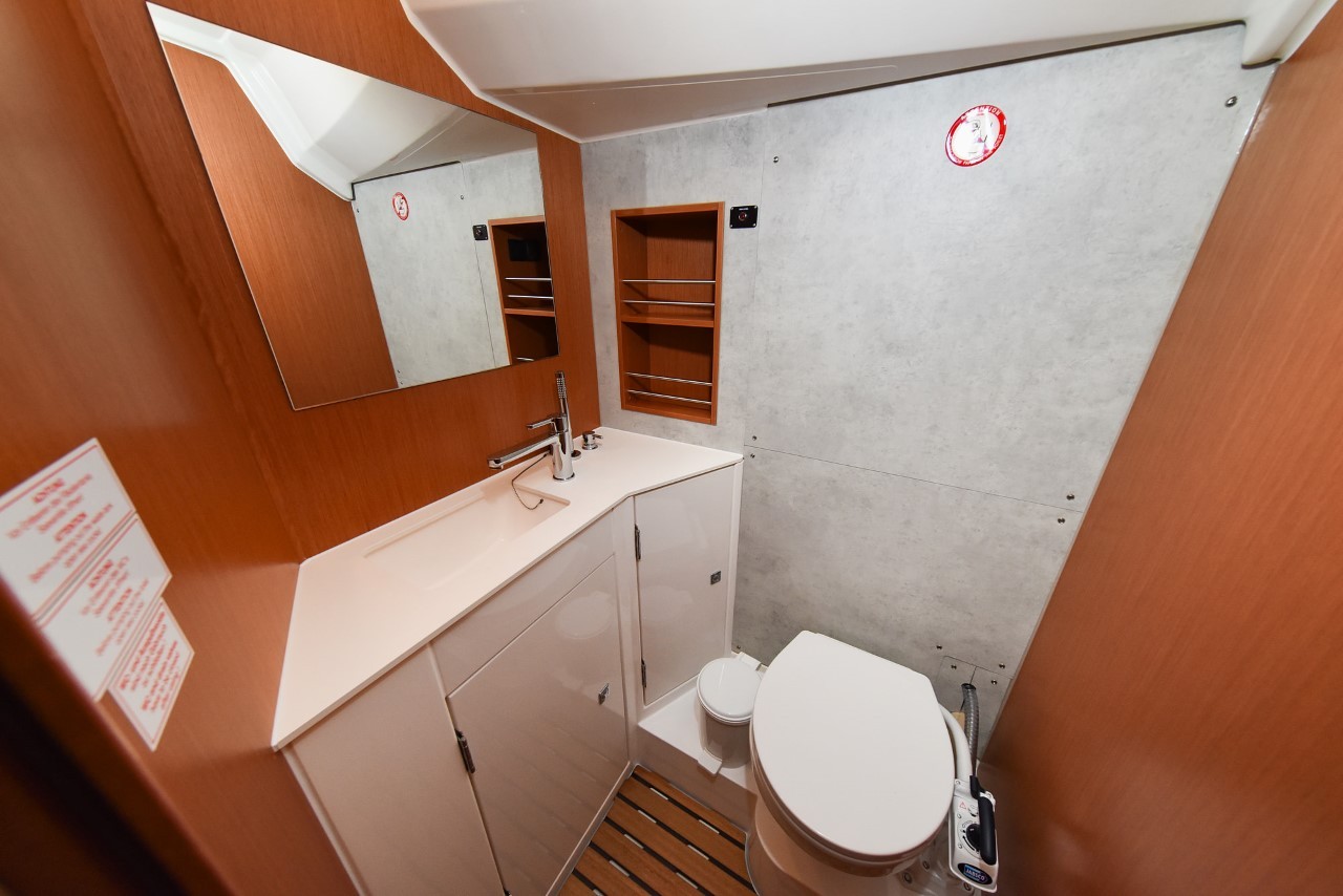 Bavaria C42, Dna | Yachtcharter Kroatien