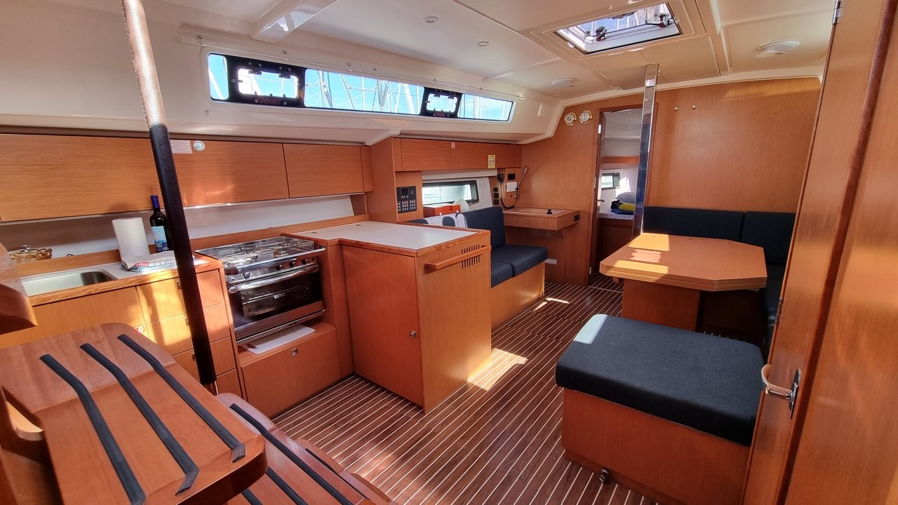 Bavaria C42, Quick Point | Yacht Charter Croatia