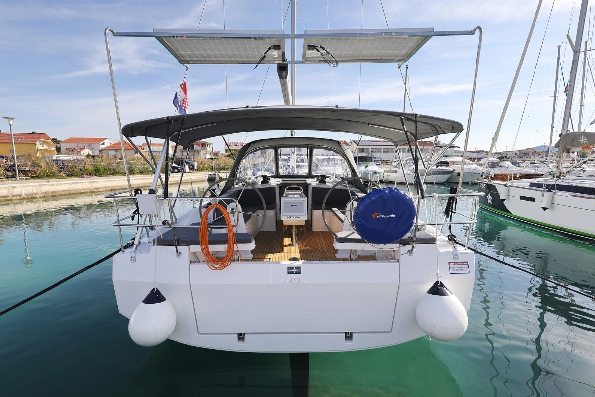 Bavaria C42, Summertime | Noleggio di Yacht Croazia