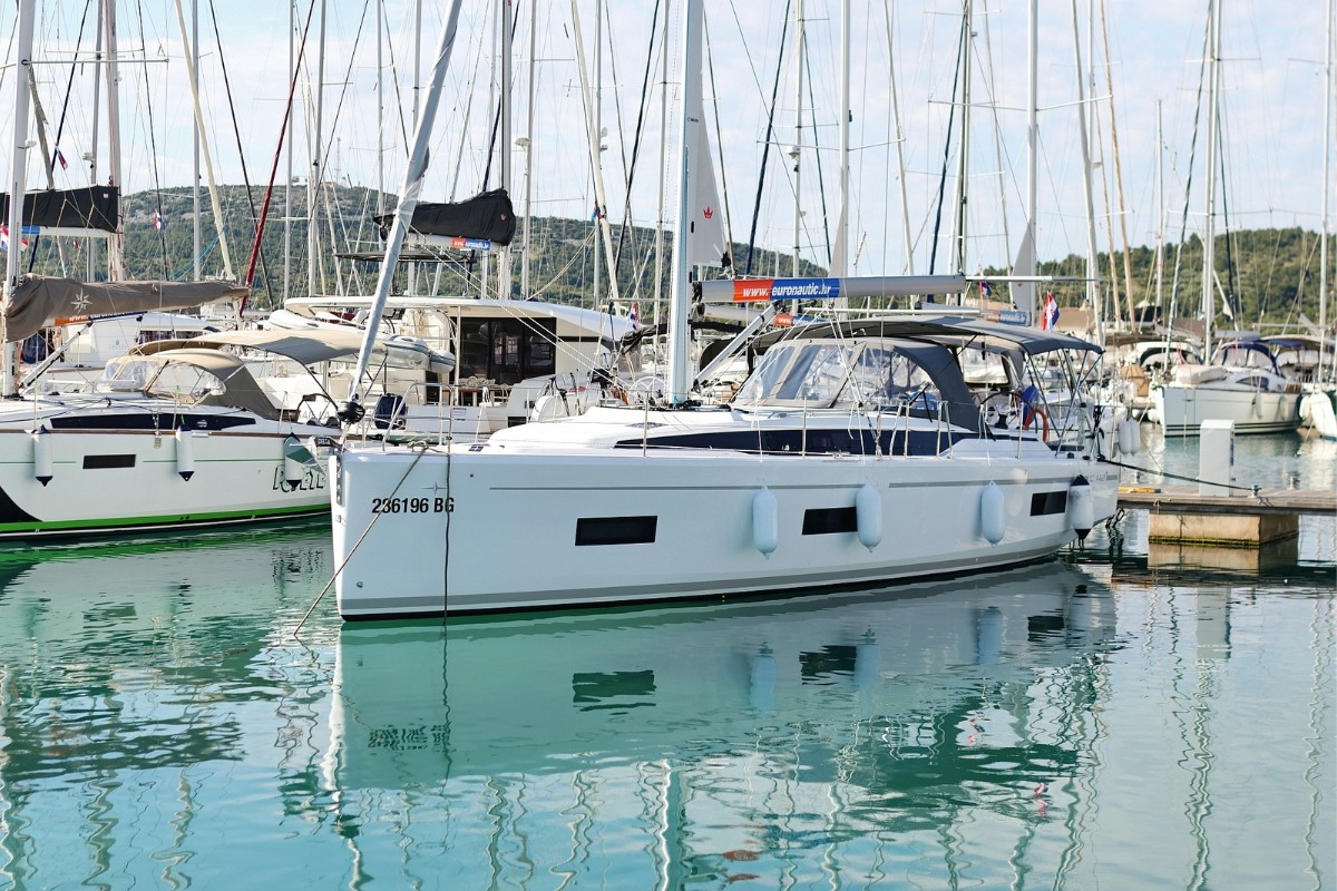 Bavaria C42, Summertime | Noleggio di Yacht Croazia