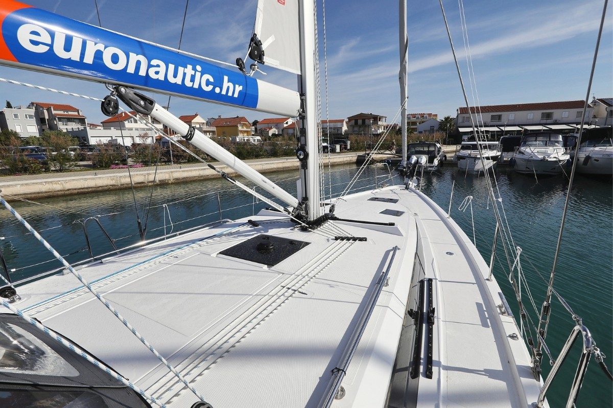 Bavaria C42, Summertime | Noleggio di Yacht Croazia