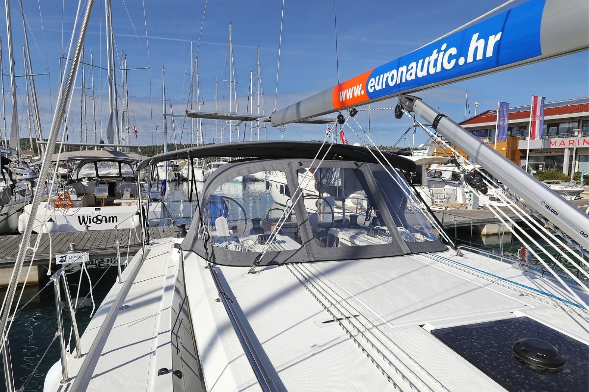 Bavaria C42, Summertime | Noleggio di Yacht Croazia